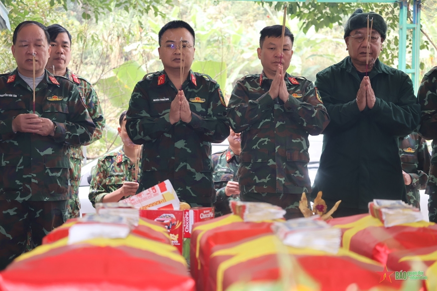 Hà Giang: Bộ đội vượt vách đá dựng đứng đưa liệt sĩ về nhà