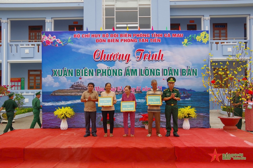 Bộ đội Biên phòng tỉnh Cà Mau: Mang mùa Xuân đến sớm với người dân