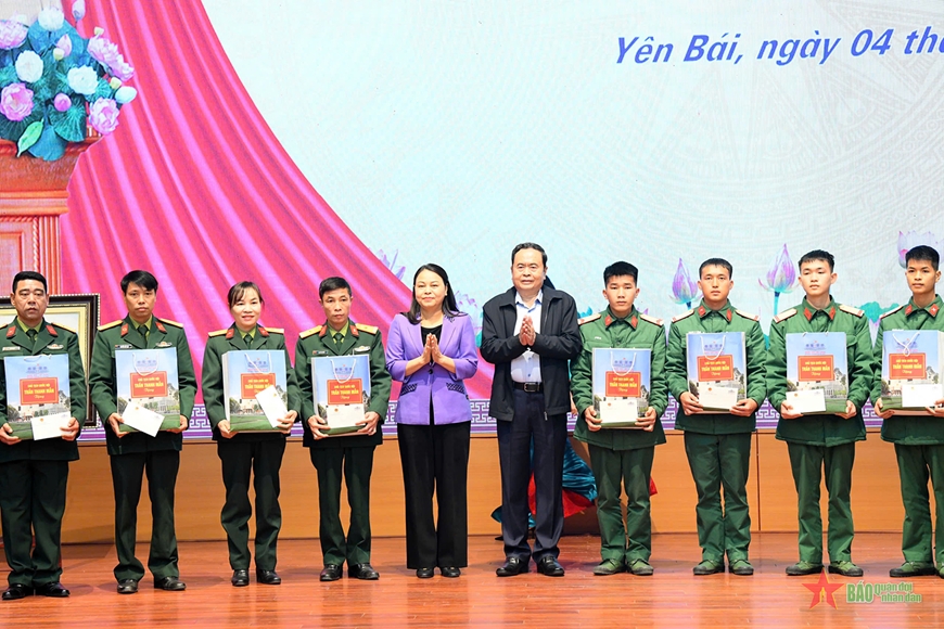 Chủ tịch Quốc hội Trần Thanh Mẫn thăm, tặng quà nhân dân và lực lượng vũ trang tỉnh Yên Bái