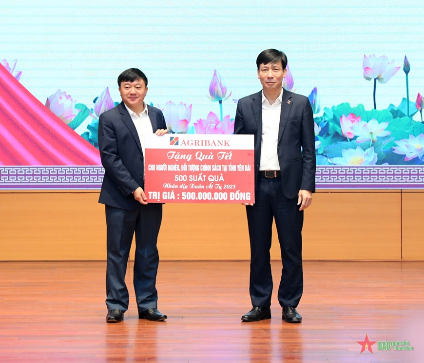 Chủ tịch Quốc hội Trần Thanh Mẫn thăm, tặng quà nhân dân và lực lượng vũ trang tỉnh Yên Bái