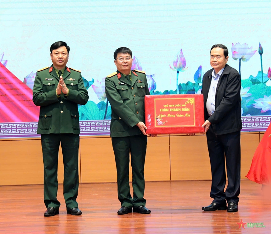 Chủ tịch Quốc hội Trần Thanh Mẫn thăm, tặng quà nhân dân và lực lượng vũ trang tỉnh Yên Bái