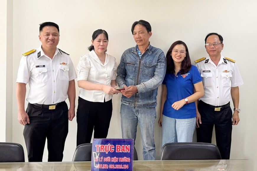 Tổ trưởng Tổ nhà xe Tân Cảng Cát Lái trả lại gần 44 triệu đồng khách hàng đánh rơi