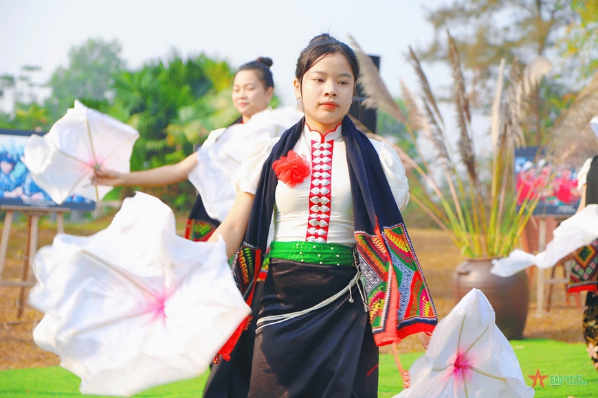 “Đón xuân ở bản em” cùng đồng bào các dân tộc phía Bắc