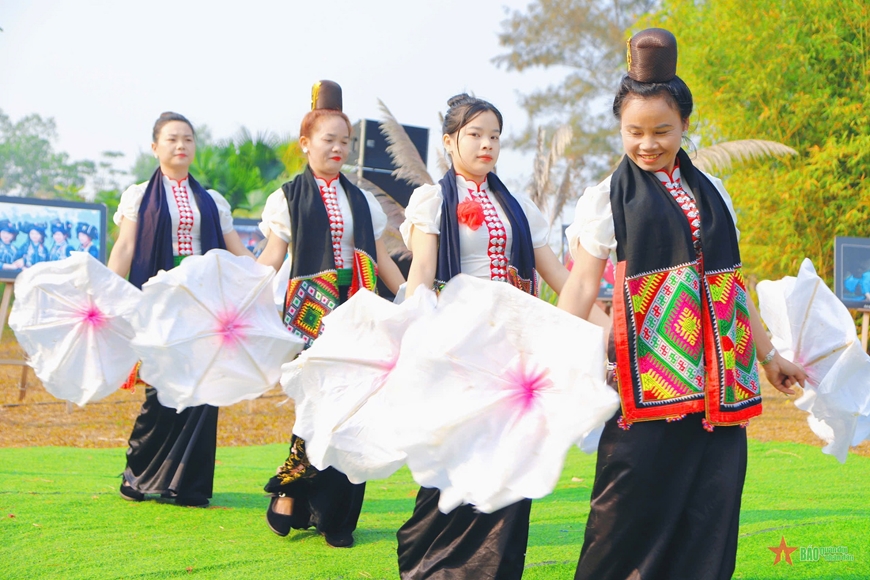 “Đón xuân ở bản em” cùng đồng bào các dân tộc phía Bắc