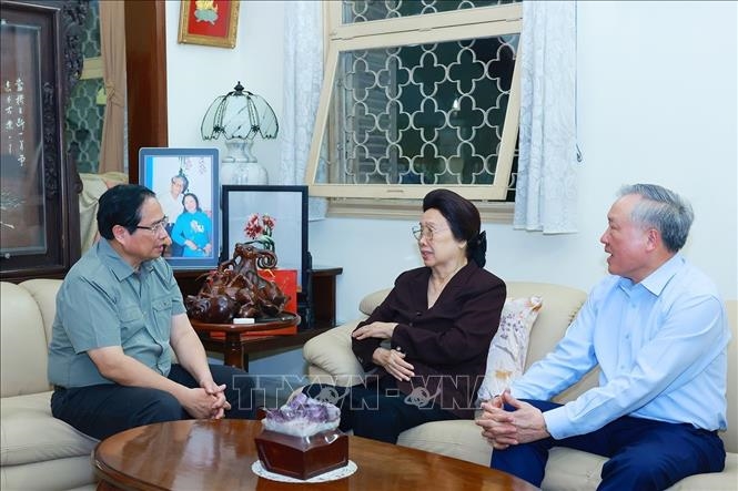 Thủ tướng Phạm Minh Chính dâng hương các đồng chí cố Thủ tướng Chính phủ