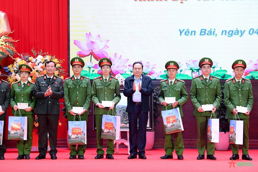 Chủ tịch Quốc hội Trần Thanh Mẫn thăm, tặng quà nhân dân và lực lượng vũ trang tỉnh Yên Bái