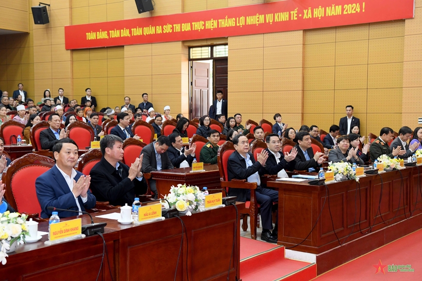 Chủ tịch Quốc hội Trần Thanh Mẫn thăm, tặng quà nhân dân và lực lượng vũ trang tỉnh Yên Bái