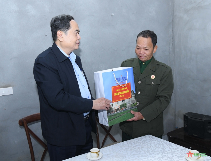 Chủ tịch Quốc hội Trần Thanh Mẫn thăm, tặng quà nhân dân và lực lượng vũ trang tỉnh Yên Bái