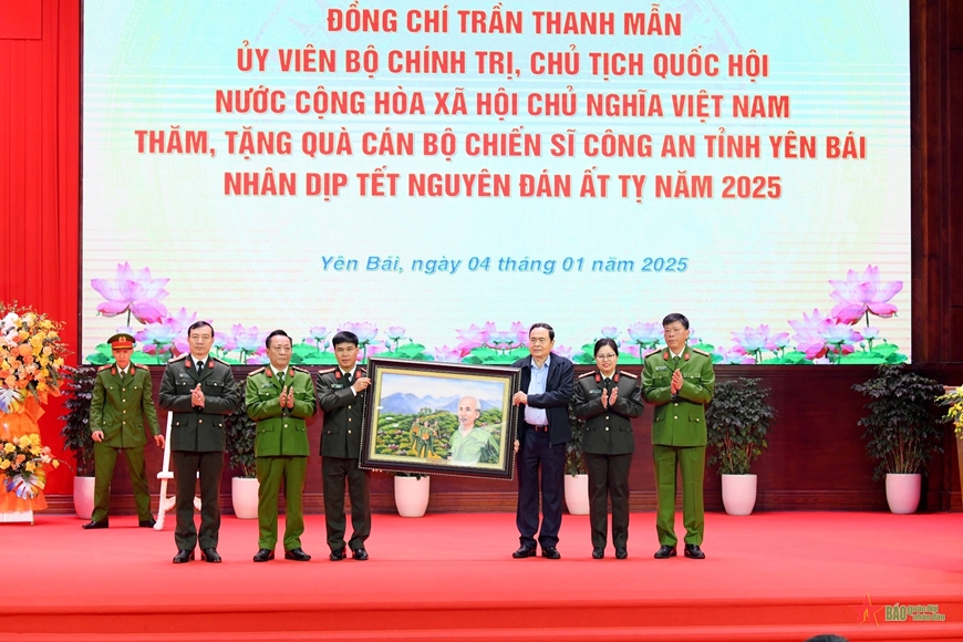 Chủ tịch Quốc hội Trần Thanh Mẫn thăm, tặng quà nhân dân và lực lượng vũ trang tỉnh Yên Bái