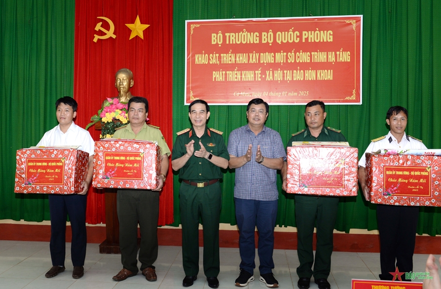 Đại tướng Phan Văn Giang khảo sát, chỉ đạo triển khai xây dựng một số công trình hạ tầng phát triển kinh tế-xã hội tại đảo Hòn Khoai