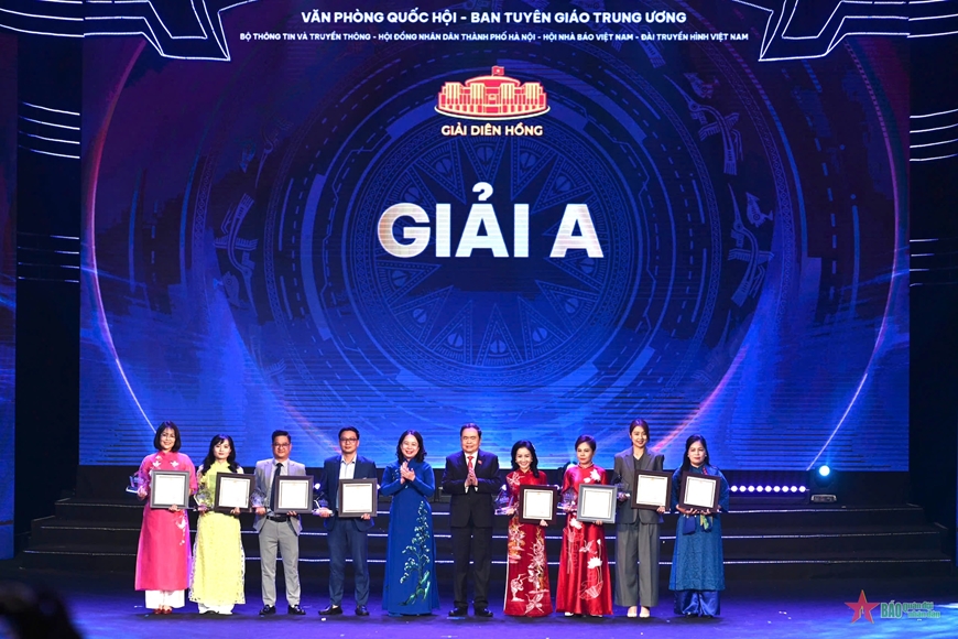 Lễ trao Giải Diên Hồng - Giải báo chí toàn quốc về Quốc hội và Hội đồng nhân dân lần thứ ba