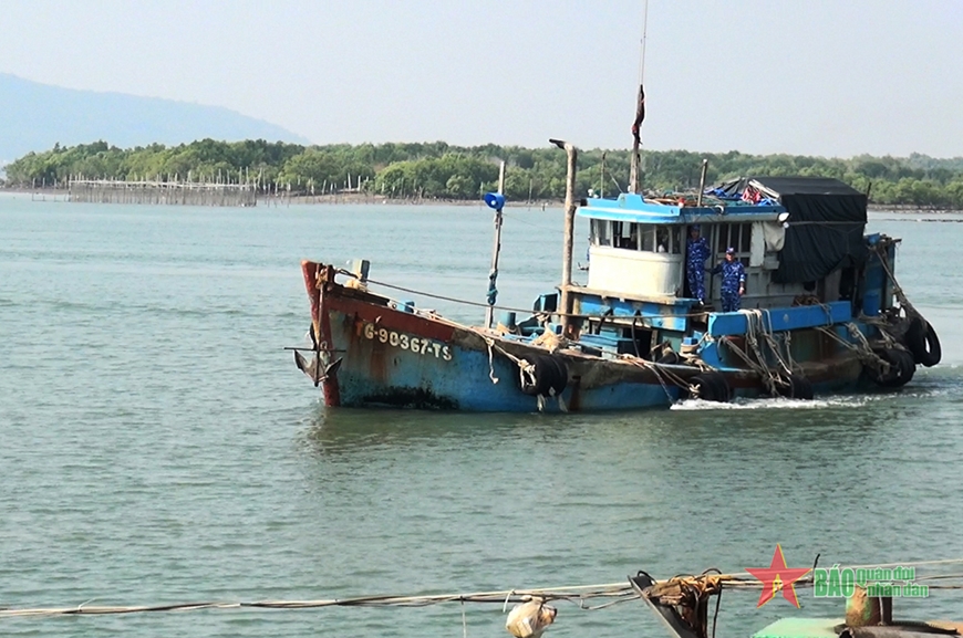 Vùng Cảnh sát biển 3 phối hợp bắt giữ tàu vận chuyển 50.000 lít dầu DO không rõ nguồn gốc
