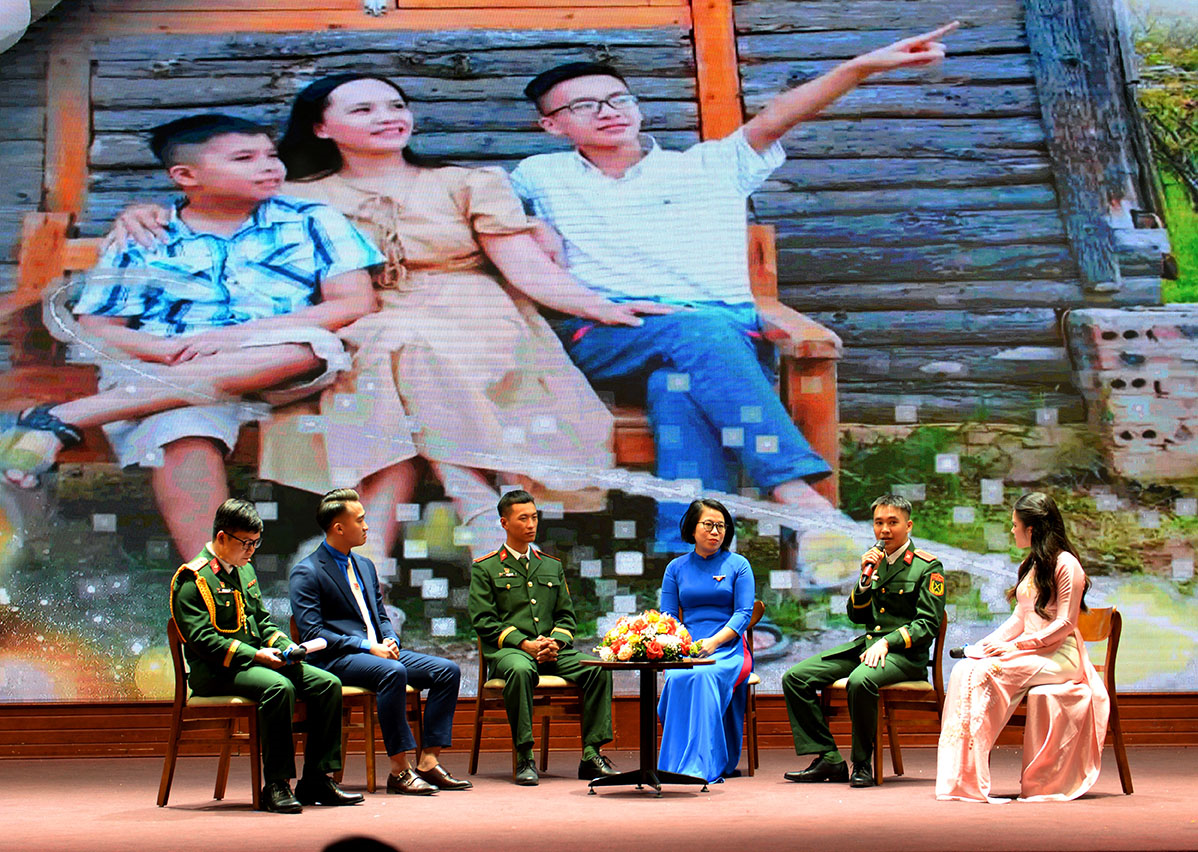 Theo nhịp bước quân hành