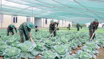 Lối sống 'phông bạt' - sự giả tạo không phù hợp với quân nhân