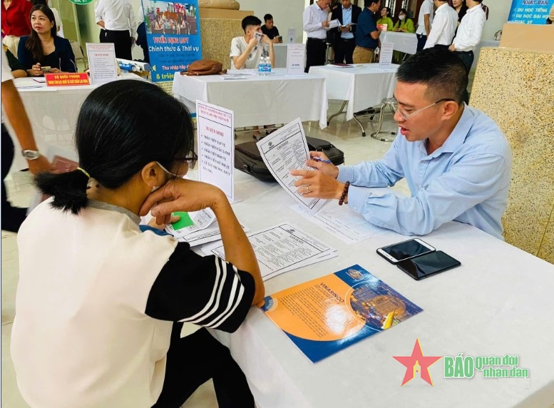 Không có "việc nhẹ lương cao"!