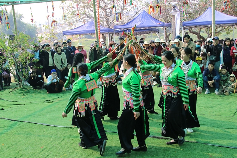 Trao quà tặng gia đình khó khăn trong chương trình “Bánh chưng xanh - Tết vì người nghèo”