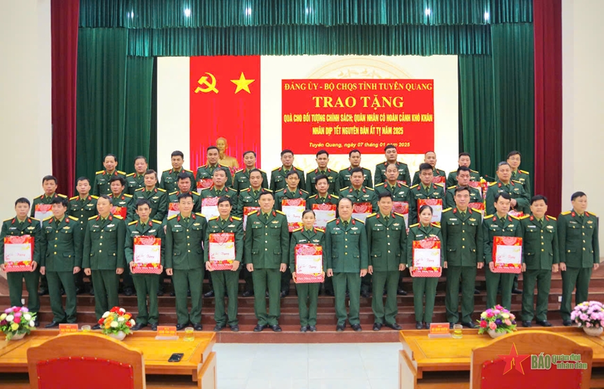 Bộ CHQS tỉnh Tuyên Quang tặng quà đối tượng chính sách, quân nhân có hoàn cảnh khó khăn