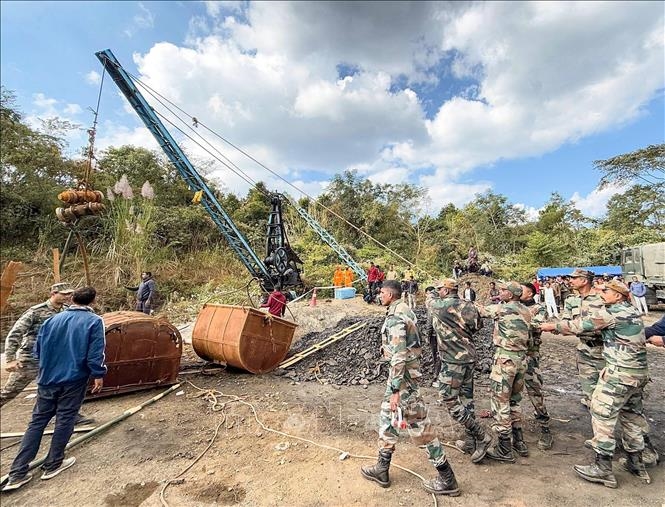 Ấn Độ: Thợ lặn cố tiếp cận những người mắc kẹt trong mỏ than ngập nước