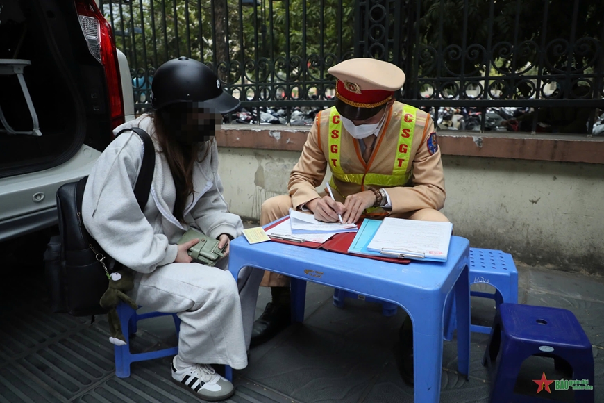 Nhiều người ở Hà Nội bị phạt nặng vì đi xe máy trên vỉa hè
