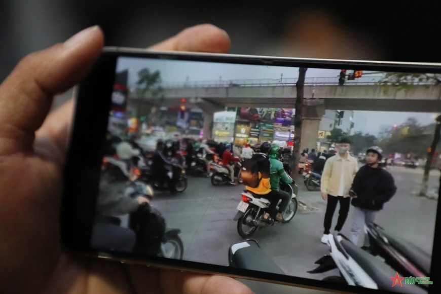 Nhiều người ở Hà Nội bị phạt nặng vì đi xe máy trên vỉa hè