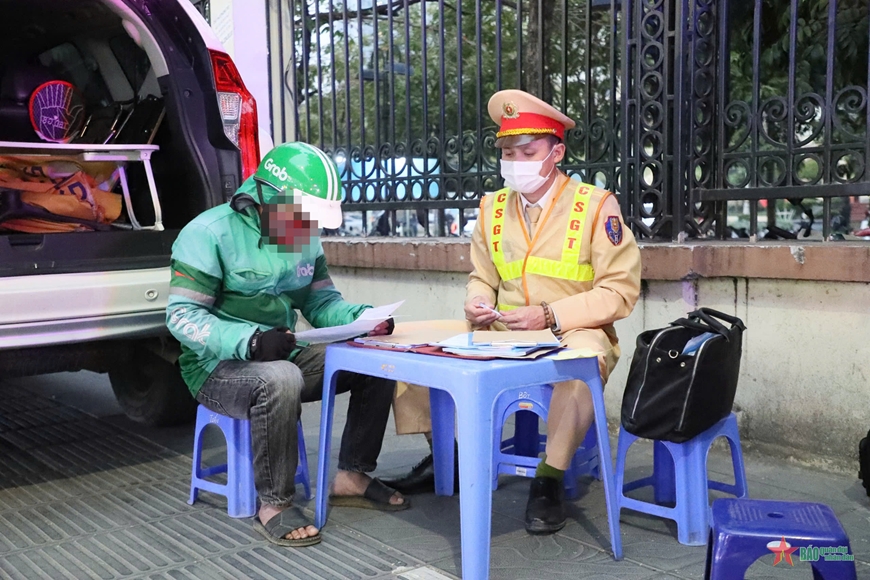 Nhiều người ở Hà Nội bị phạt nặng vì đi xe máy trên vỉa hè