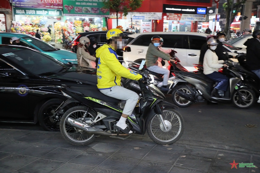 Nhiều người ở Hà Nội bị phạt nặng vì đi xe máy trên vỉa hè