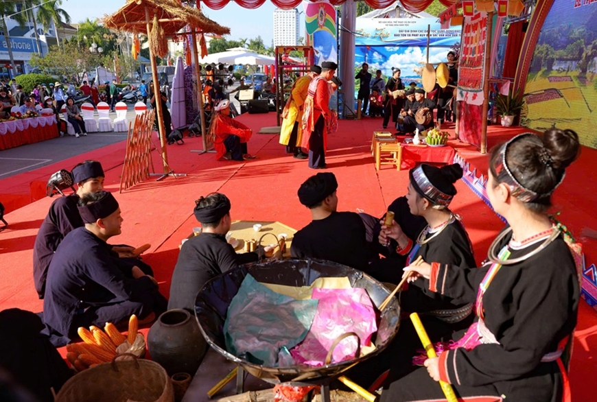 Lễ trưởng thành của người Sán Chỉ