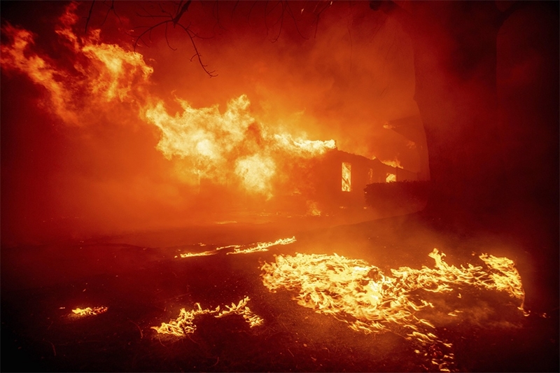 Mỹ: Hàng trăm nghìn gia đình ở California mất điện do cháy rừng