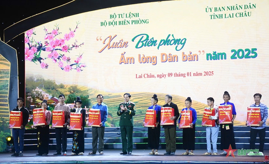 Chủ tịch nước dự Chương trình “Xuân Biên phòng ấm lòng dân bản” năm 2025