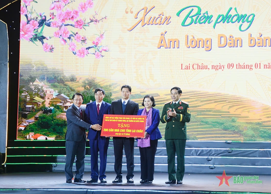 Chủ tịch nước dự Chương trình “Xuân Biên phòng ấm lòng dân bản” năm 2025