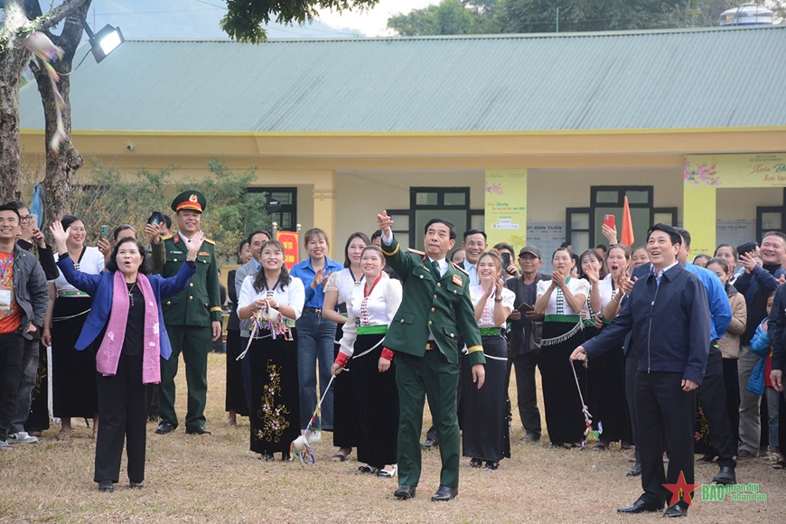 Chủ tịch nước Lương Cường tham dự nhiều hoạt động trong Chương trình “Xuân Biên phòng ấm lòng dân bản”