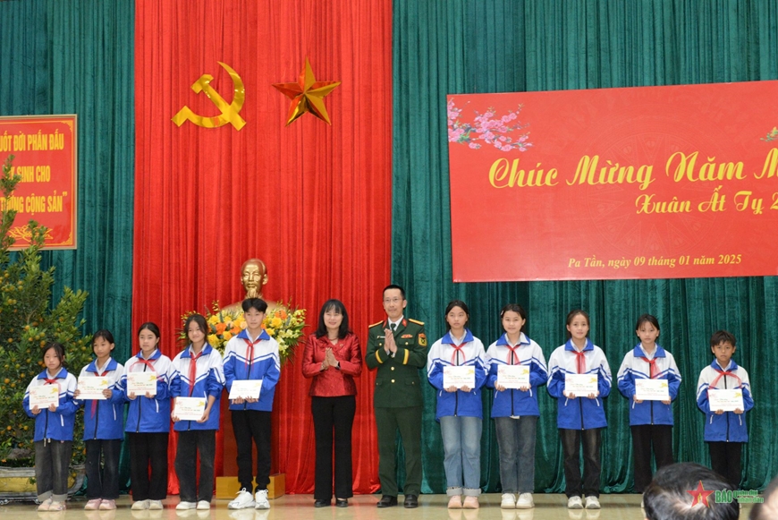 Chủ tịch nước Lương Cường tham dự nhiều hoạt động trong Chương trình “Xuân Biên phòng ấm lòng dân bản”