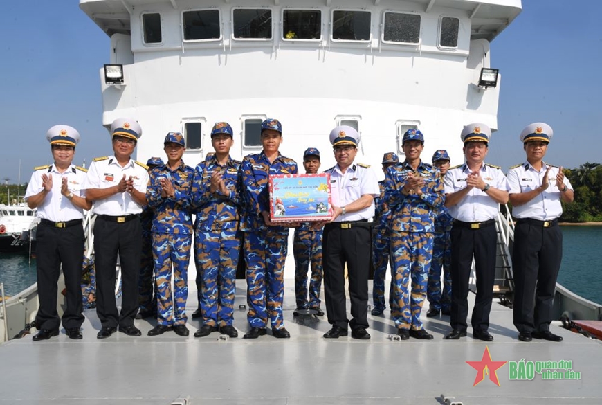 Tàu 637 lên đường thực hiện nhiệm vụ trực Tết trên biển Tàu 637 lên đường thực hiện nhiệm vụ trực Tết trên biển