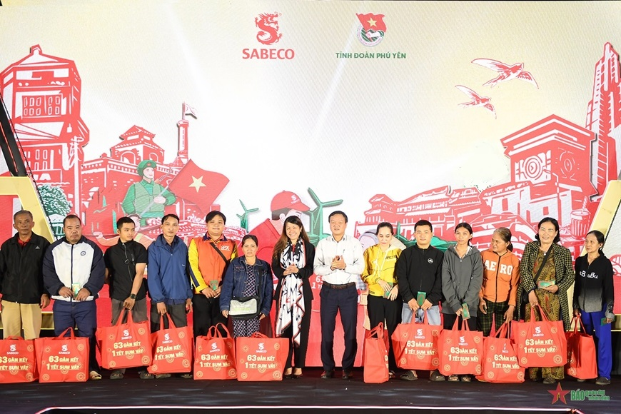 Sẻ chia cùng chương trình “63 gắn kết - 1 Tết sum vầy”