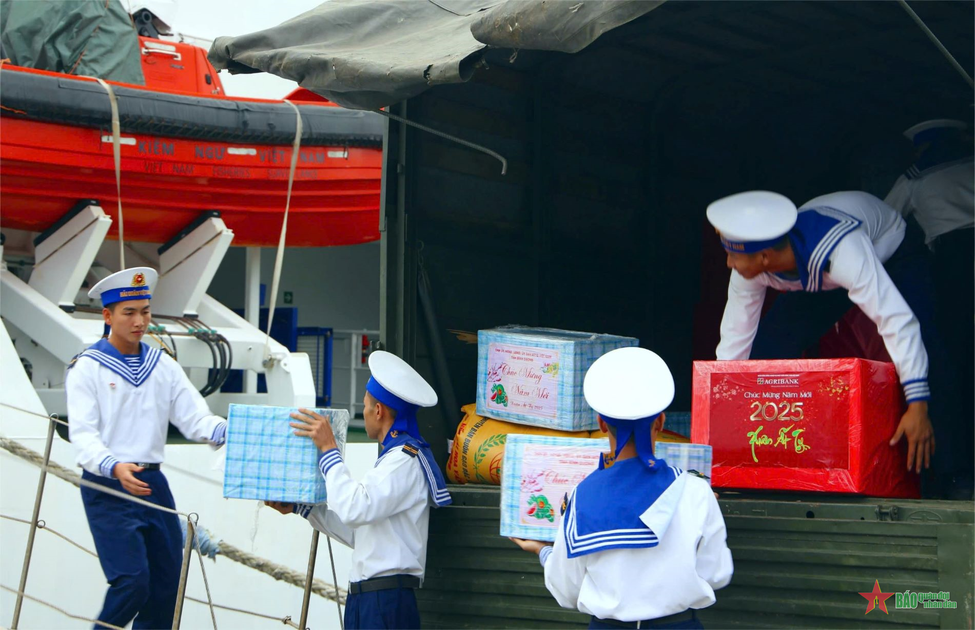 Vùng 3 Hải quân thăm, tặng quà, chúc Tết quân và dân huyện đảo Cồn Cỏ, Lý Sơn