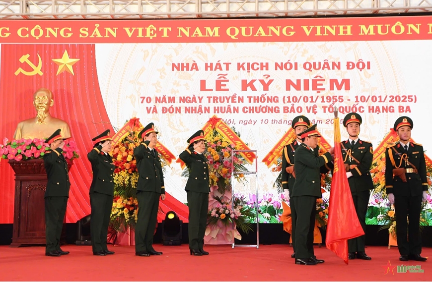 Nhà hát Kịch nói Quân đội đón nhận Huân chương Bảo vệ Tổ quốc hạng Ba