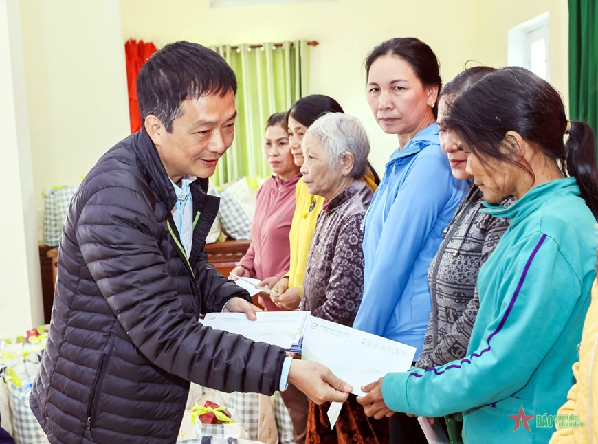 Đem Tết đến với đồng bào nghèo