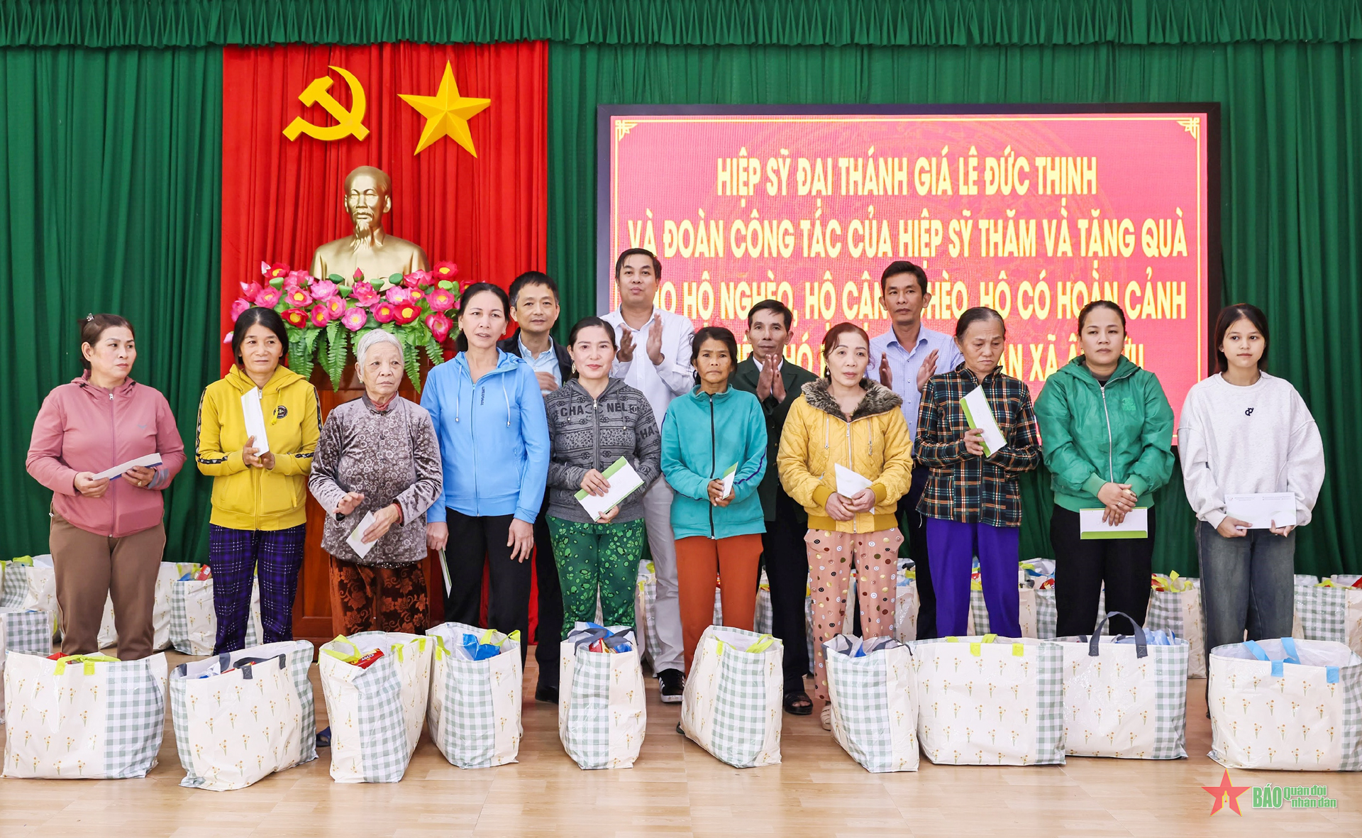 Đem Tết đến với đồng bào nghèo