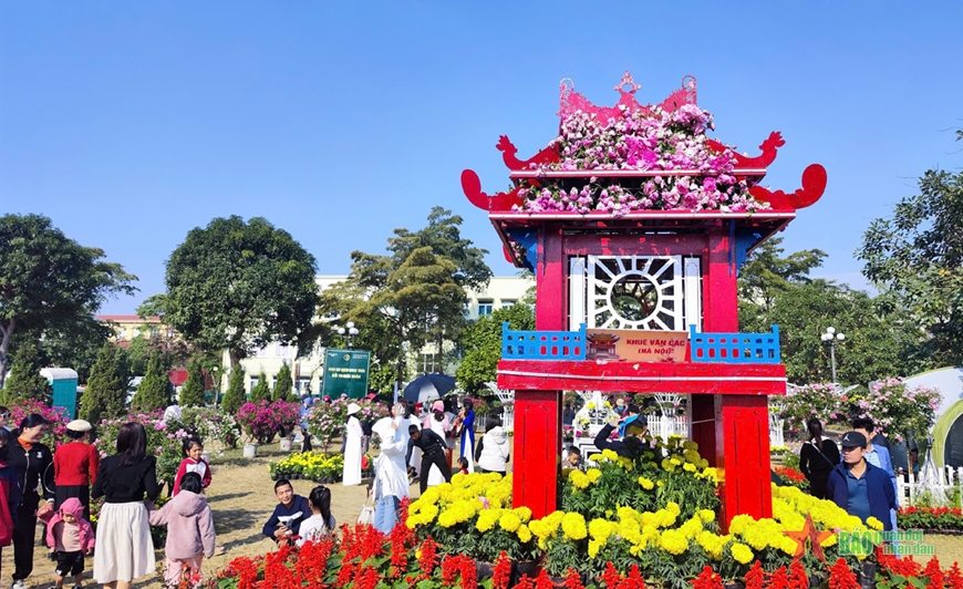 Hoa "kể chuyện" văn hóa, lịch sử Hà Nội