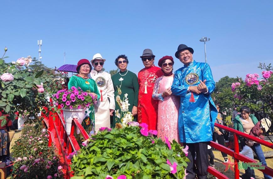 Hoa "kể chuyện" văn hóa, lịch sử Hà Nội
