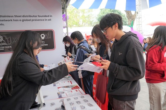 Người trẻ lo bị AI cạnh tranh việc làm