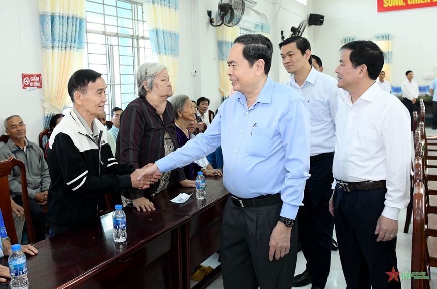 Chủ tịch Quốc hội Trần Thanh Mẫn thăm, tặng quà Tết đồng bào, chiến sĩ tại Hậu Giang