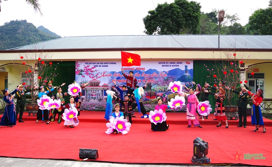 Xuân ấm tình quân dân trên khắp nẻo biên cương Hà Giang