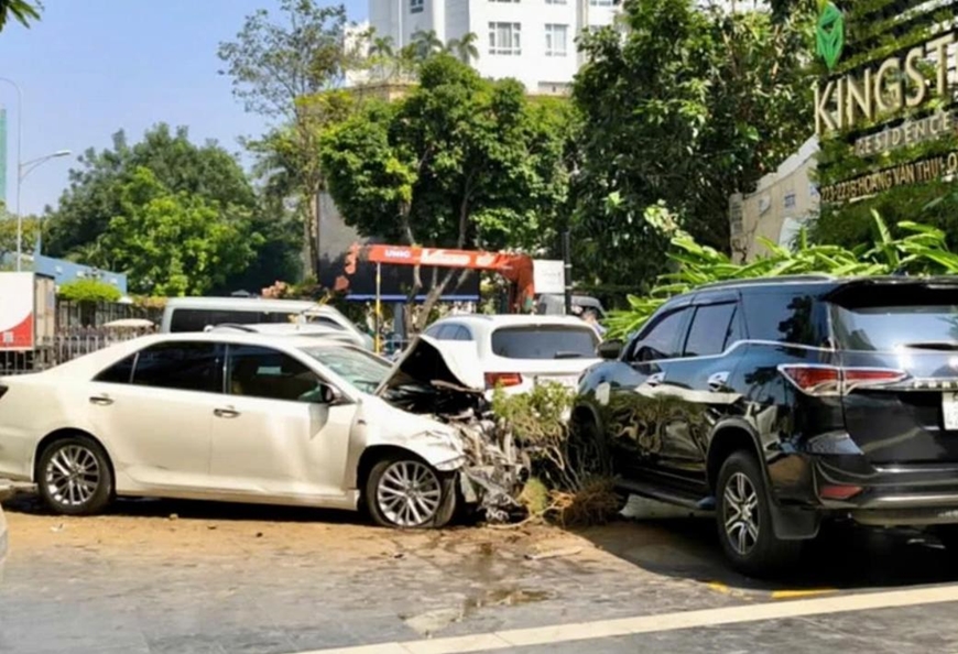 TP Hồ Chí Minh: Ô tô đâm liên hoàn nhiều xe rồi lao vào chung cư