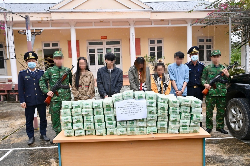 Tặng Huân chương Chiến công cho 1 tập thể và 10 cá nhân thuộc ngành Hải quan