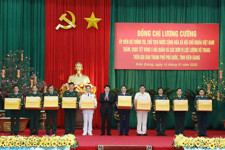 Chủ tịch nước Lương Cường thăm, chúc Tết lực lượng vũ trang đứng chân tại Phú Quốc