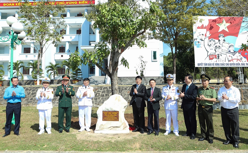 Chủ tịch nước Lương Cường thăm, chúc Tết lực lượng vũ trang đứng chân tại Phú Quốc