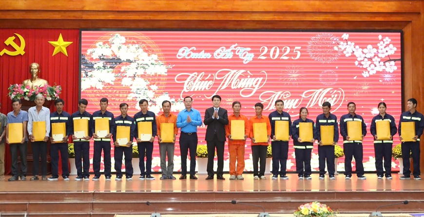 Chủ tịch nước Lương Cường thăm và chúc Tết Đảng bộ, chính quyền và nhân dân tỉnh Kiên Giang