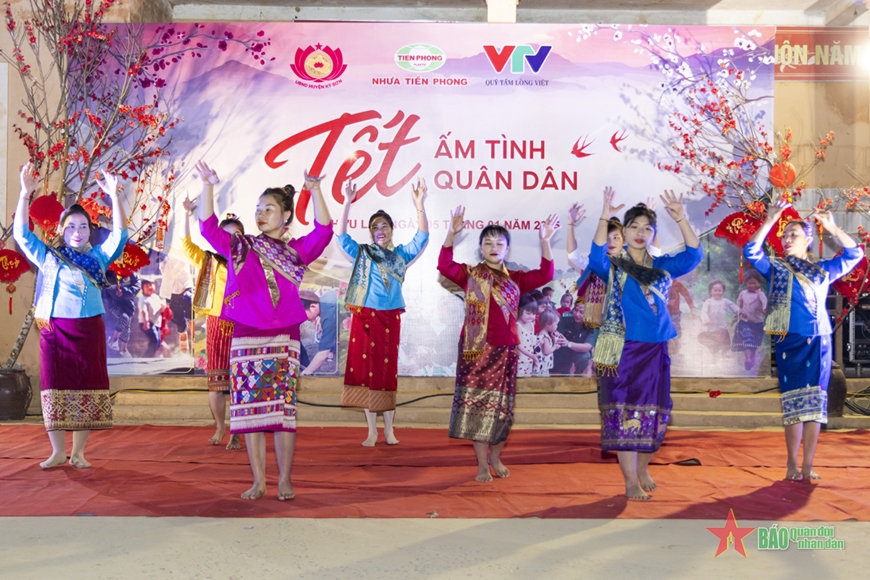 Mang niềm vui đến đồng bào vùng biên