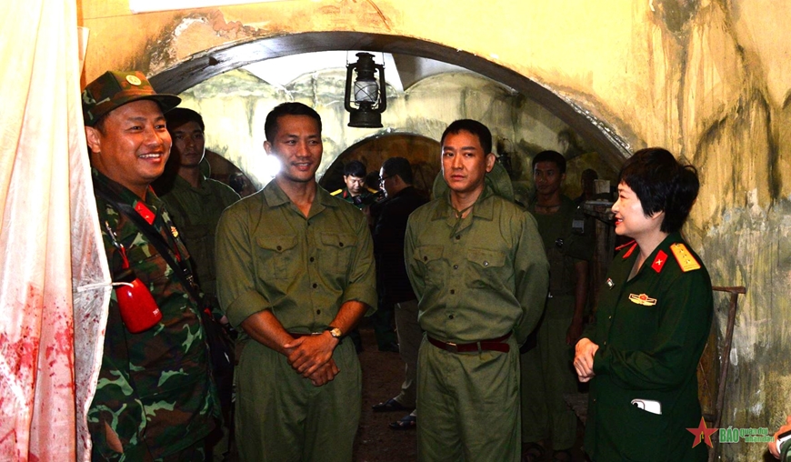 Diễn viên Hứa Vĩ Văn (thứ 2 từ bên phải) trong vai bác sĩ quân y và lãnh đạo Điện ảnh Quân đội tại bối cảnh hầm phẫu thuật trong phim Mưa Đỏ.